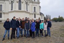 Поездка студентов КТТ в город Новочеркасск. Перед собором на центральной площади