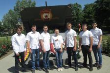 Поездка студентов КТТ в город Семикаракорск. У памятника воинам, погибшим в горячих точках