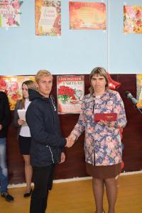 Торжественная церемония посвящения в студенты КТТ. А. И. Кунакова вручает студенческие билеты