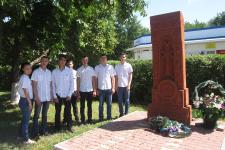 Поездка студентов КТТ в город Семикаракорск. У мемориала, посвященному жертвам геноцида армянского народа и казакам, защитившим армян в 1915 г.