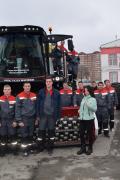 Профориентационная экскурсия на «Ростсельмаш». Образцы новой техники - возле трактора